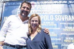 Il popolo anti inciucio circonda il palazzo: «Diciamo no al patto della poltrona»