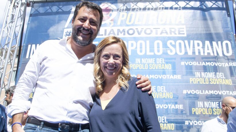 Il popolo anti inciucio circonda il palazzo: «Diciamo no al patto della poltrona»