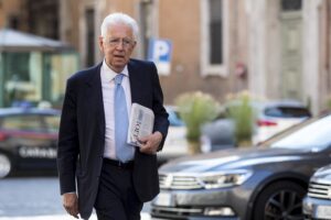 I senatori a vita fanno da stampella. Che imbarazzo l’asse Monti-grillini