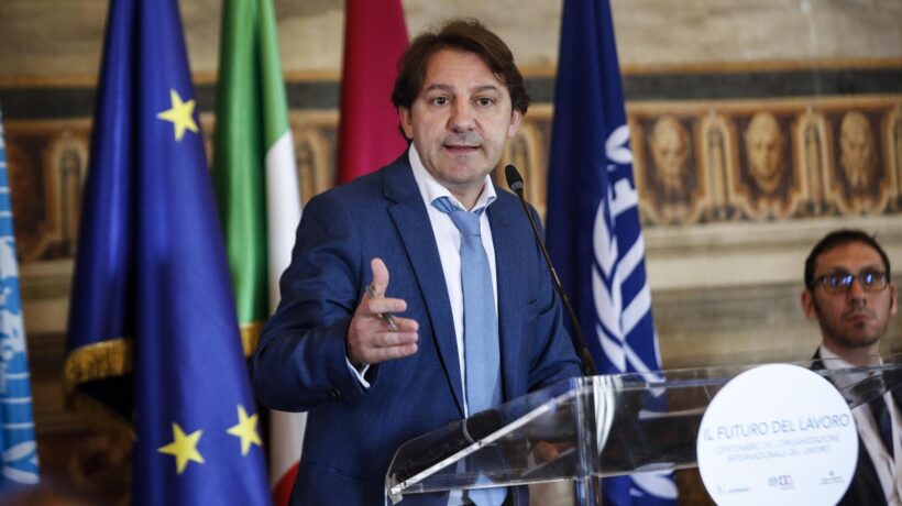 Ritocchino al reddito di cittadinanza. Soldi facili a 500.000 stranieri in più