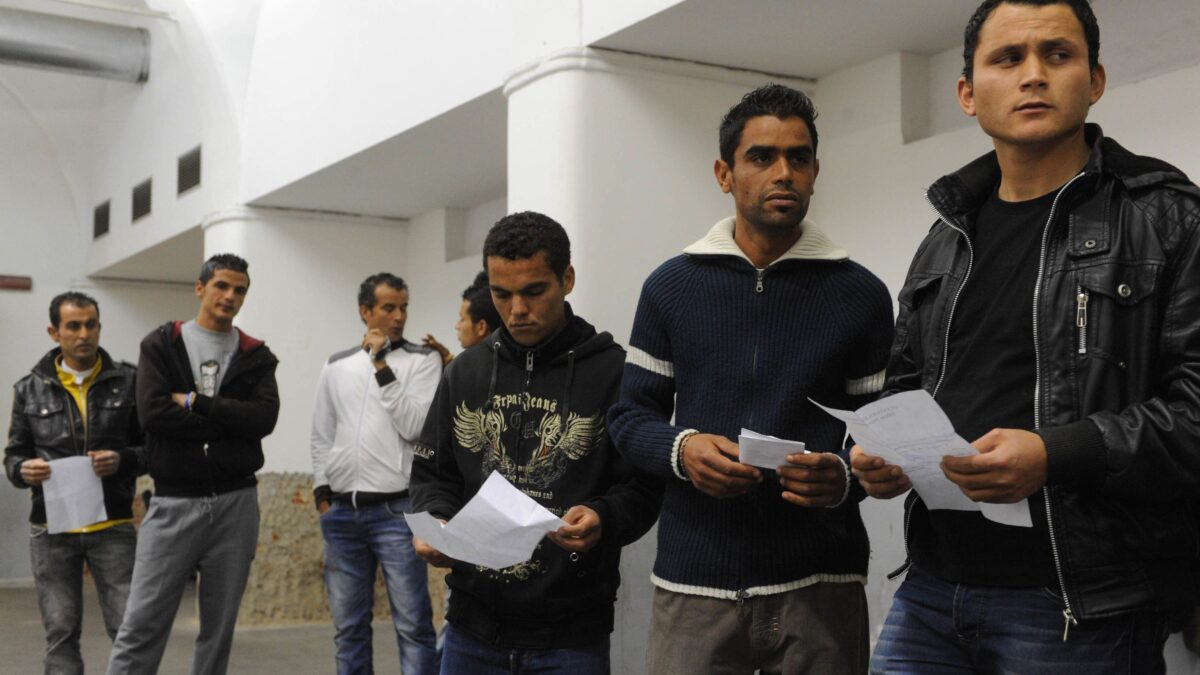Pronti, via: reddito di cittadinanza più facile per altri 500.000 stranieri