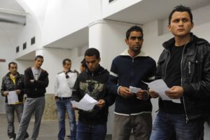 Pronti, via: reddito di cittadinanza più facile per altri 500.000 stranieri
