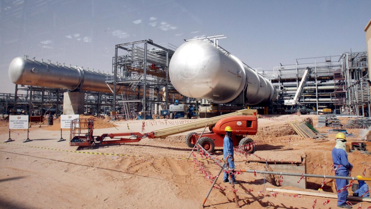 Attacco all’Arabia, petrolio alle stelle. E per i carburanti prezzi già in salita
