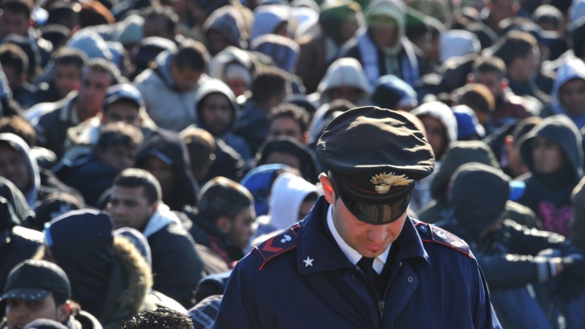 Uno straniero sgozza un vigilante a Roma. Ma il Pd non si tiene: «Vogliamo lo ius soli»