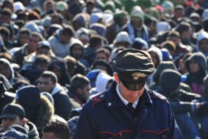 Uno straniero sgozza un vigilante a Roma. Ma il Pd non si tiene: «Vogliamo lo ius soli»
