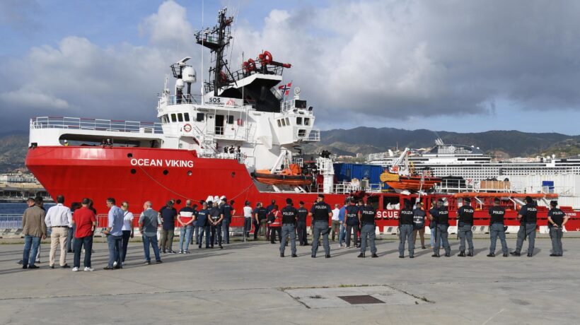 Sbarcati gli immigrati della Viking. E ora dovremo tenerceli quasi tutti