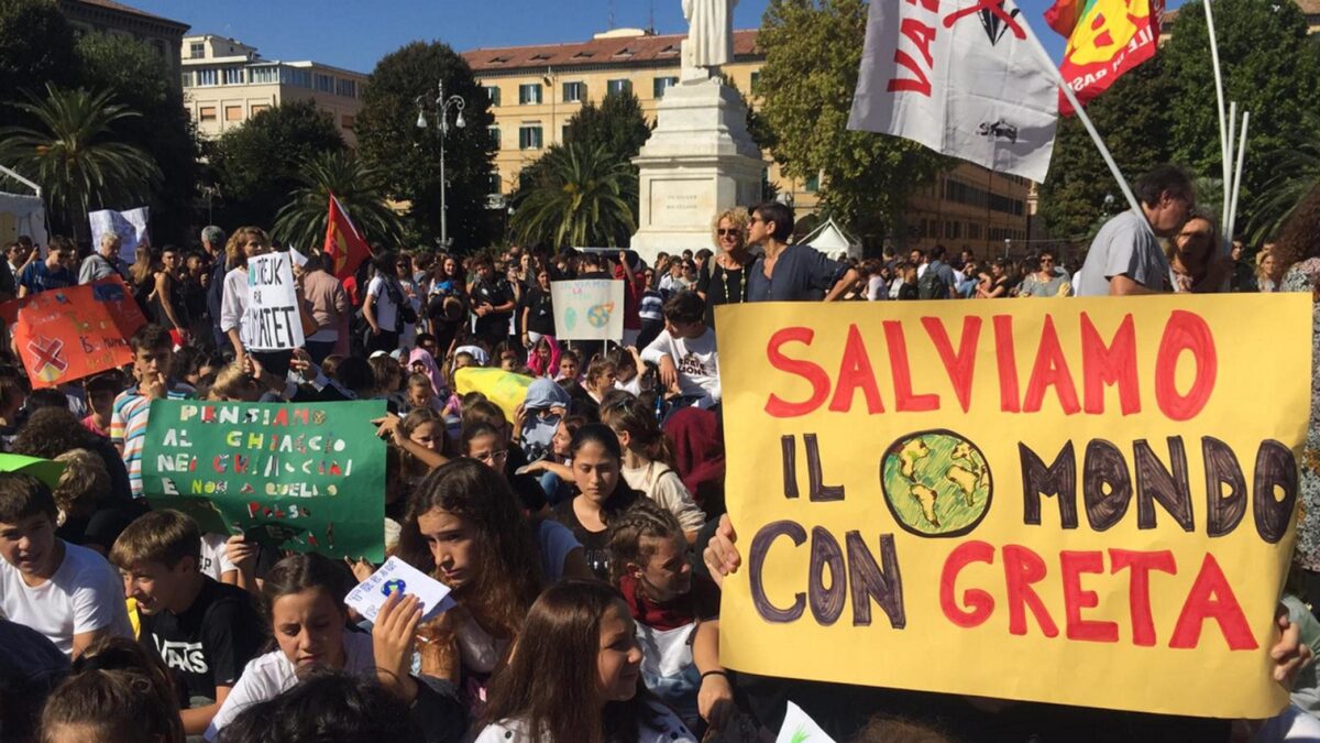 I giovani in piazza contro i potenti ricevono l’applauso di tutti i potenti