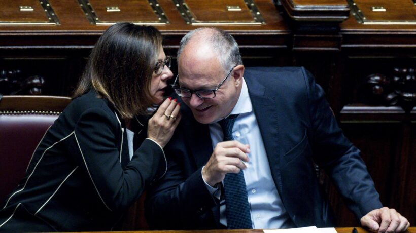 Gualtieri si attacca ancora al Papeete ma all’Ue chiederà di spendere di più