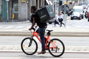 Tutti contro la nuova legge sui rider. E in commissione è già un Vietnam