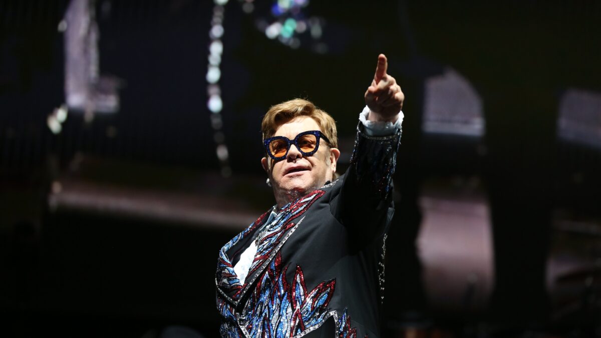 Elton John pubblica l’autobiografia e mostra il dramma dell’utero in affitto