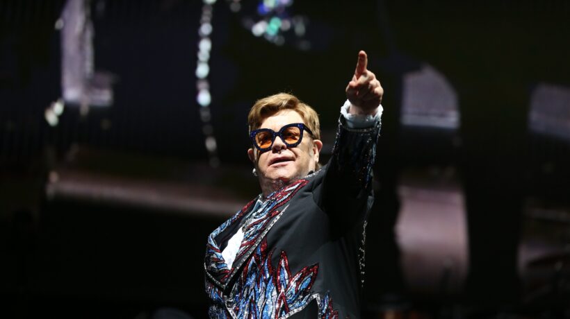 Elton John pubblica l’autobiografia e mostra il dramma dell’utero in affitto
