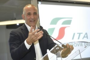 Renzi va all’assalto delle Ferrovie. Rivuole in carrozza il suo Mazzoncini