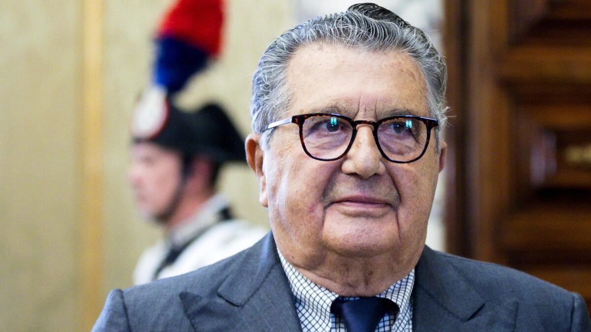 De Benedetti a 84 anni rivuole «Repubblica» e va in guerra con i figli