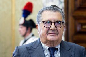 De Benedetti a 84 anni rivuole «Repubblica» e va in guerra con i figli