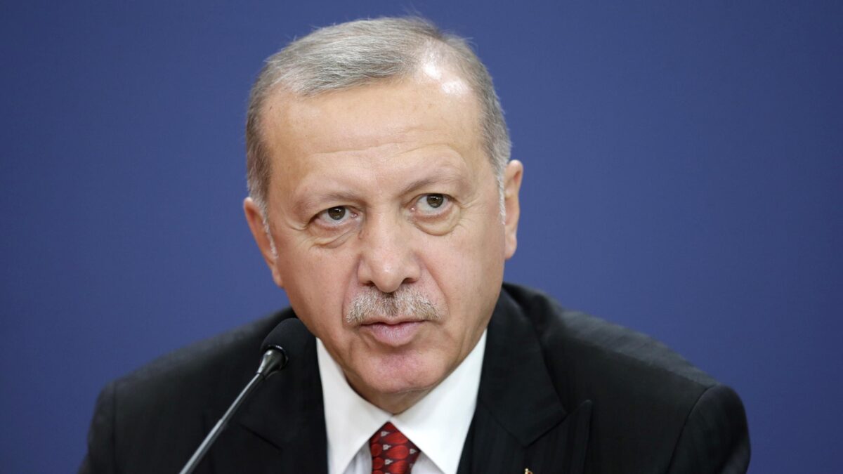 Merkel chiama il Sultano: «Fermati». Si muovono pure le truppe di Assad