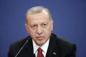 Merkel chiama il Sultano: «Fermati». Si muovono pure le truppe di Assad