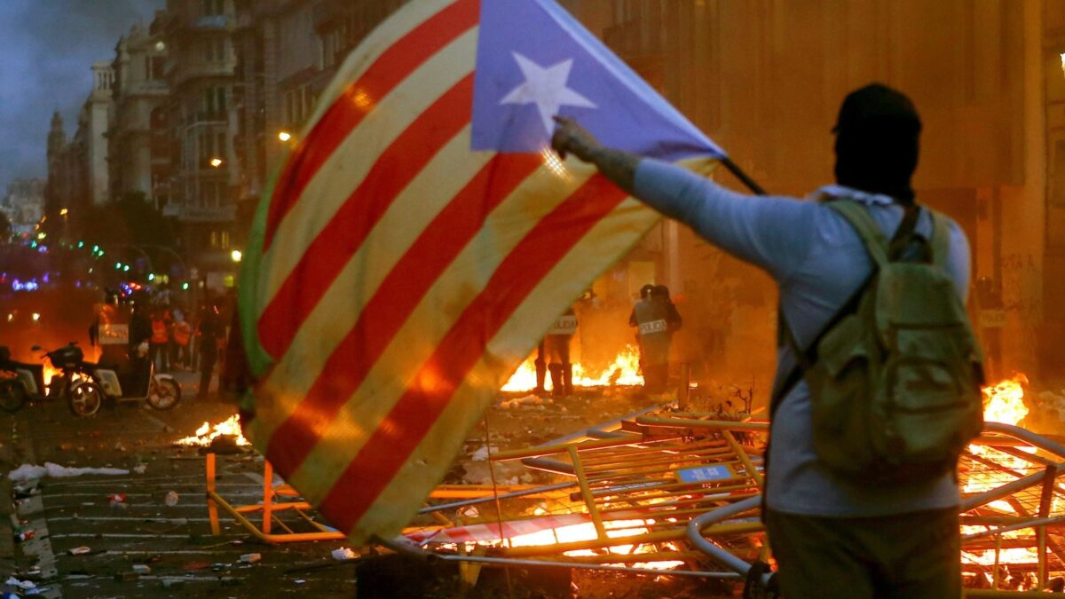 Le botte a Barcellona ricadono sulle spalle di Sanchez