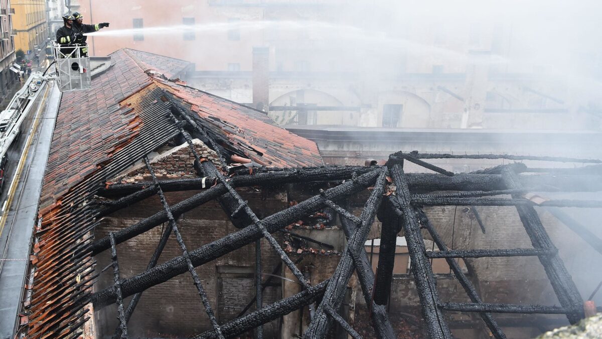 Incendio nella Cavallerizza occupata