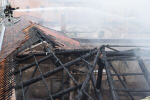 Incendio nella Cavallerizza occupata