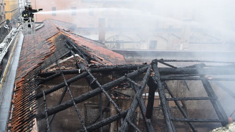 Incendio nella Cavallerizza occupata