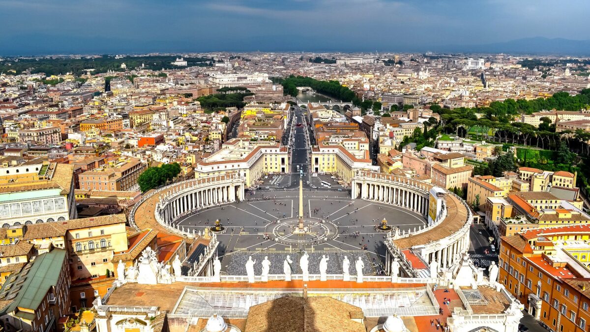 Un altro scandalo milionario in Vaticano. Indagati un monsignore e il capo dell’Aif