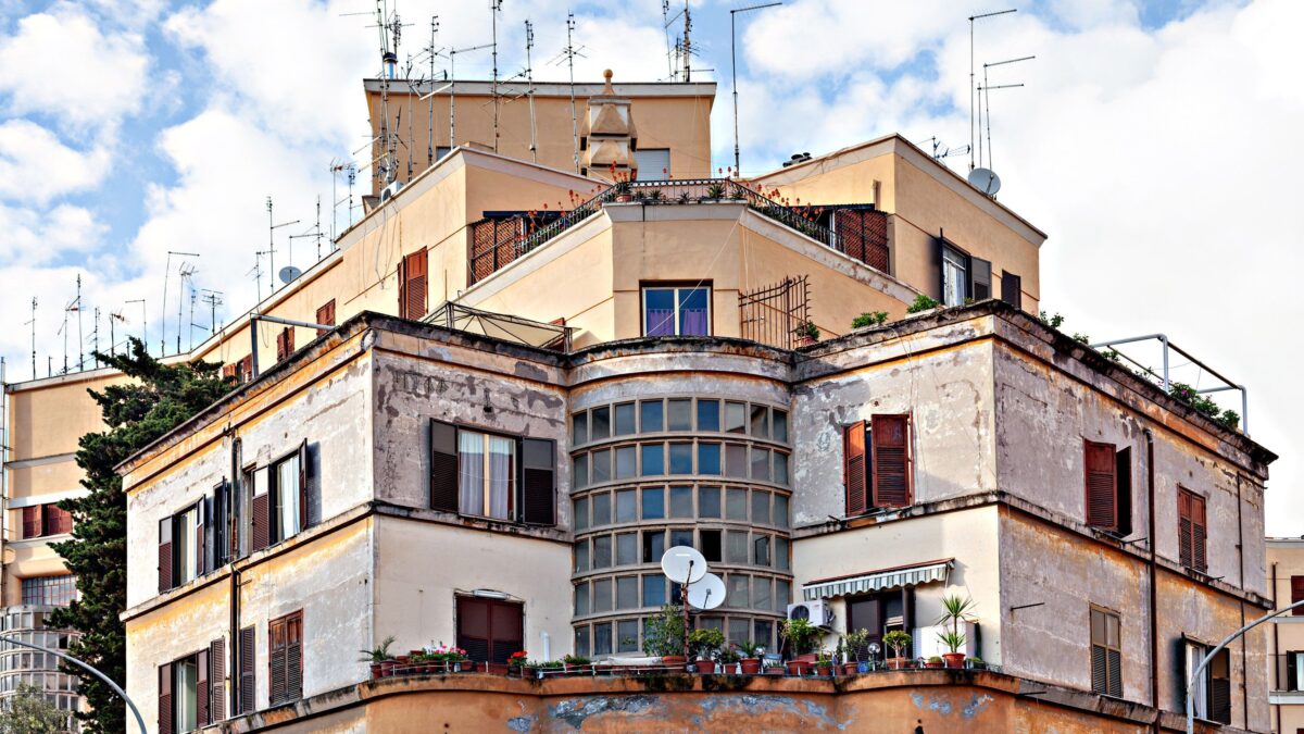 Pd e M5s svaligiano le abitazioni. Tre nuove tegole sui proprietari