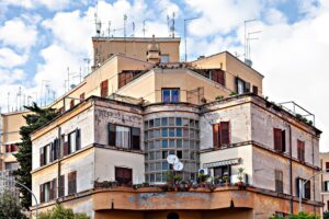 Pd e M5s svaligiano le abitazioni. Tre nuove tegole sui proprietari
