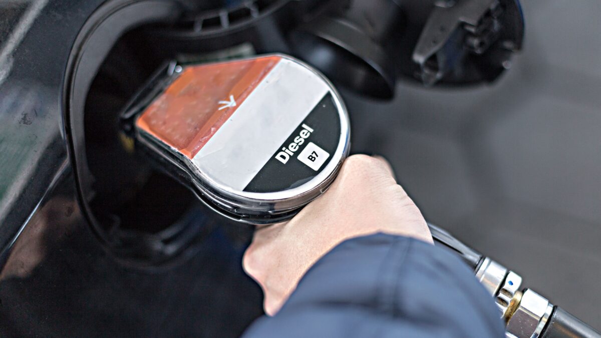 La furia ambientalista si abbatte su chi lavora. Carburanti più cari e stangata sul parco auto