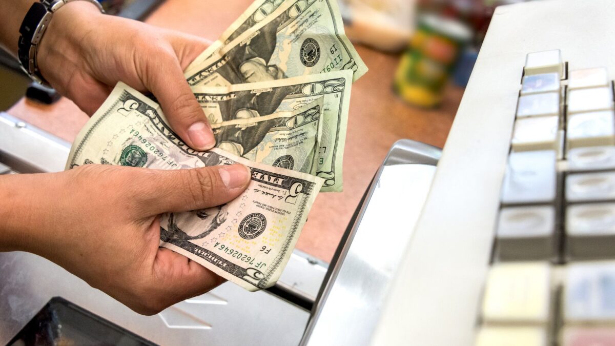 Multe per i negozi che rifiutano il cash. Le città americane difendono i contanti