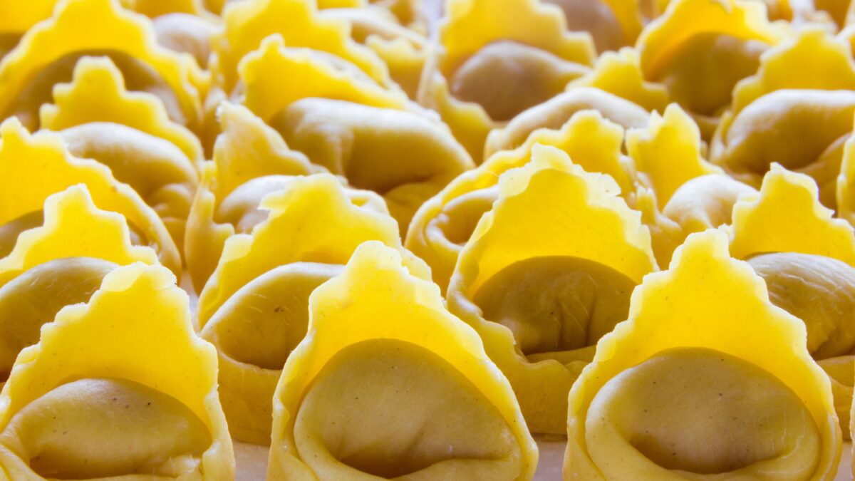 Sconfitto il tortellino dell’accoglienza. Ora rilanciamo i cibi della tradizione