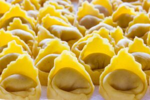 Sconfitto il tortellino dell’accoglienza. Ora rilanciamo i cibi della tradizione