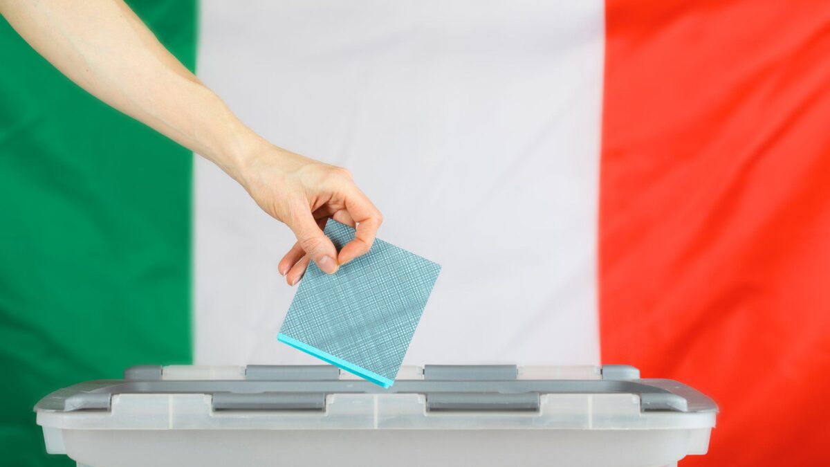 Daranno il voto ai sedicenni e lo toglieranno ai pensionati: «1984» è già qui