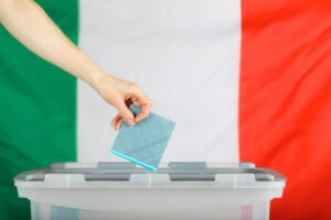 Daranno il voto ai sedicenni e lo toglieranno ai pensionati: «1984» è già qui