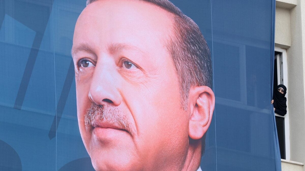 È giallo sul cessate il fuoco violato. Erdogan: «Non lasceremo la Siria»