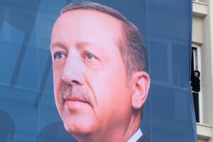 È giallo sul cessate il fuoco violato. Erdogan: «Non lasceremo la Siria»