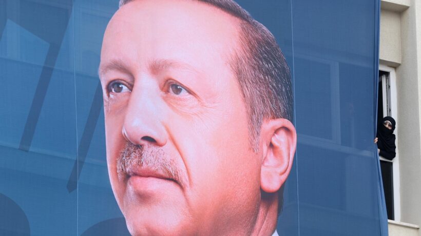 È giallo sul cessate il fuoco violato. Erdogan: «Non lasceremo la Siria»