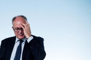 Il governo prepara la supertassa