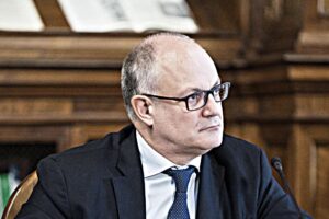 Gualtieri ora lo dice chiaro e tondo: l’esecutivo vuole aumentare l’Iva