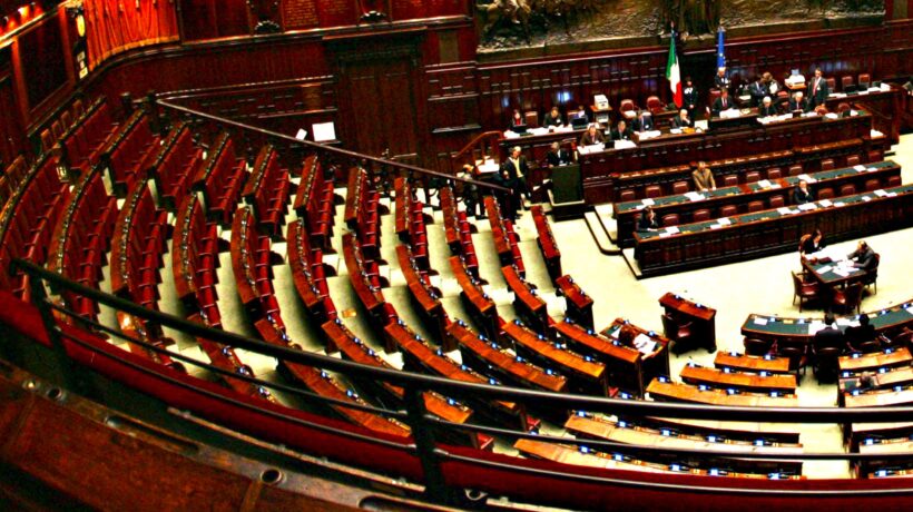 Plebiscito alla Camera per il taglio dei parlamentari. E il Pd si copre di ridicolo