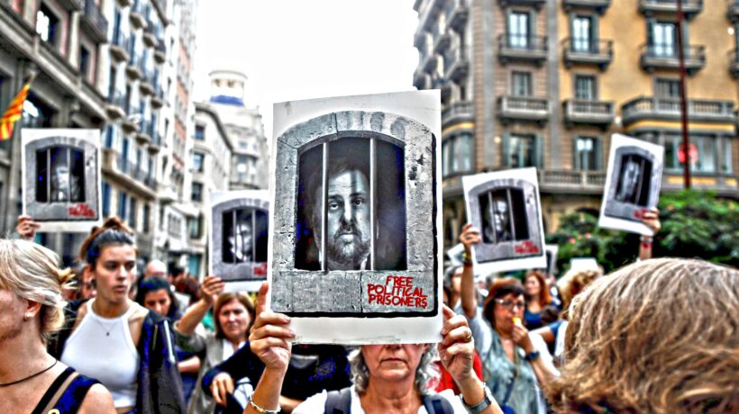 Scontri a Barcellona dopo le condanne ai leader separatisti