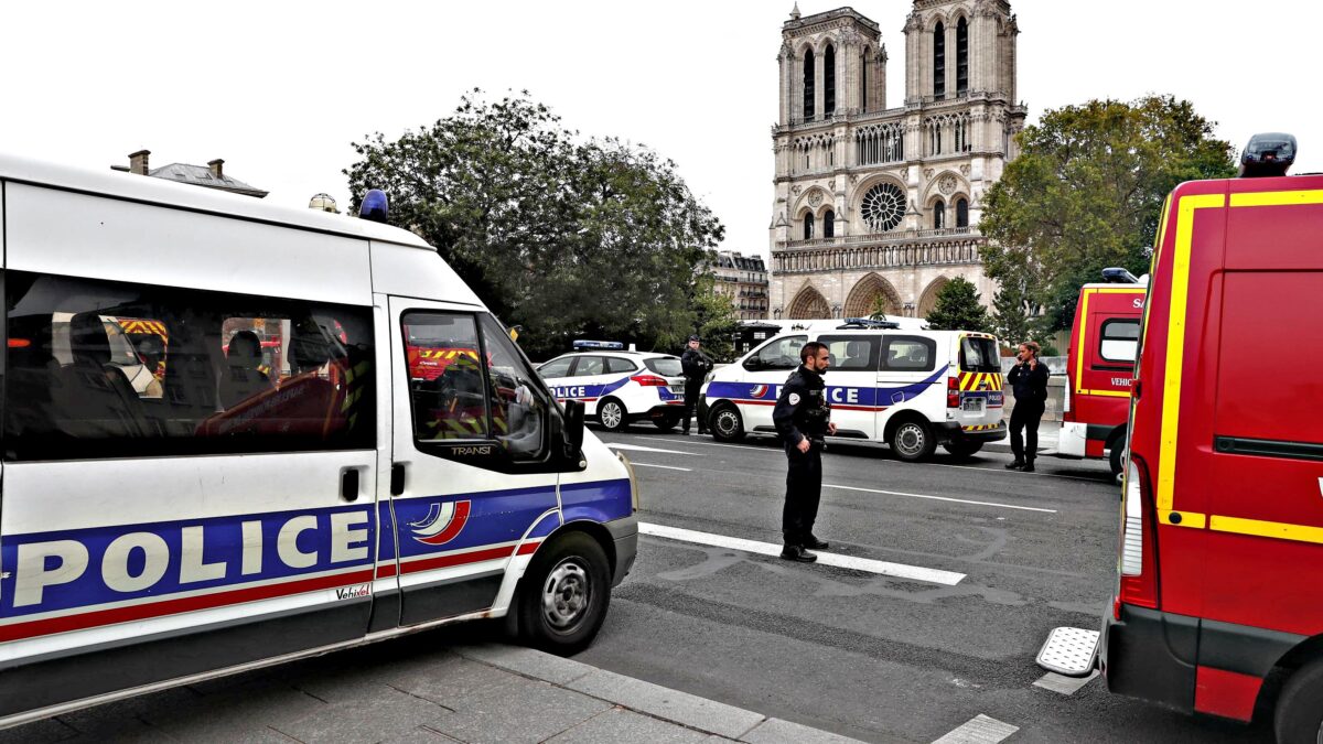 Altro allarme attentato nella polizia. Parigi trema: jihad dentro lo Stato