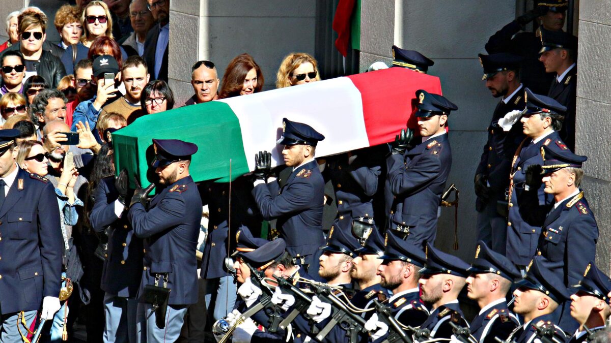 Subito libero anche l’immigrato che ha rotto un braccio a un agente