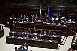 Premier e Gualtieri ricevono pernacchie. Manovra ostaggio dei quattro litiganti