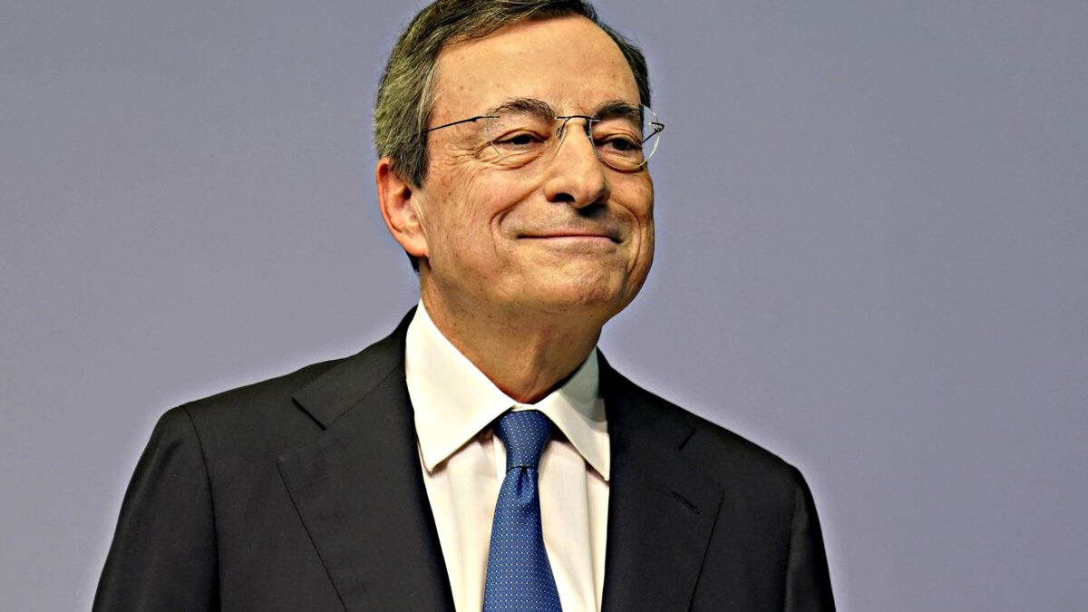 Draghi chiude con vista sul Colle. «Il futuro? Chiedete a mia moglie»