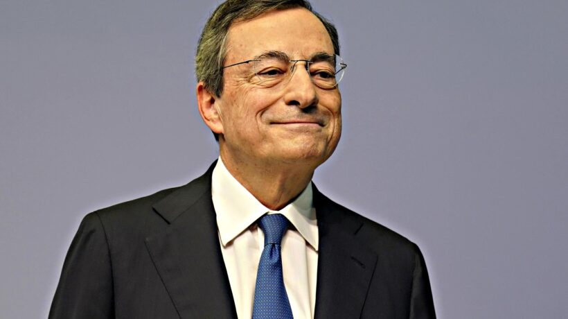 Draghi chiude con vista sul Colle. «Il futuro? Chiedete a mia moglie»