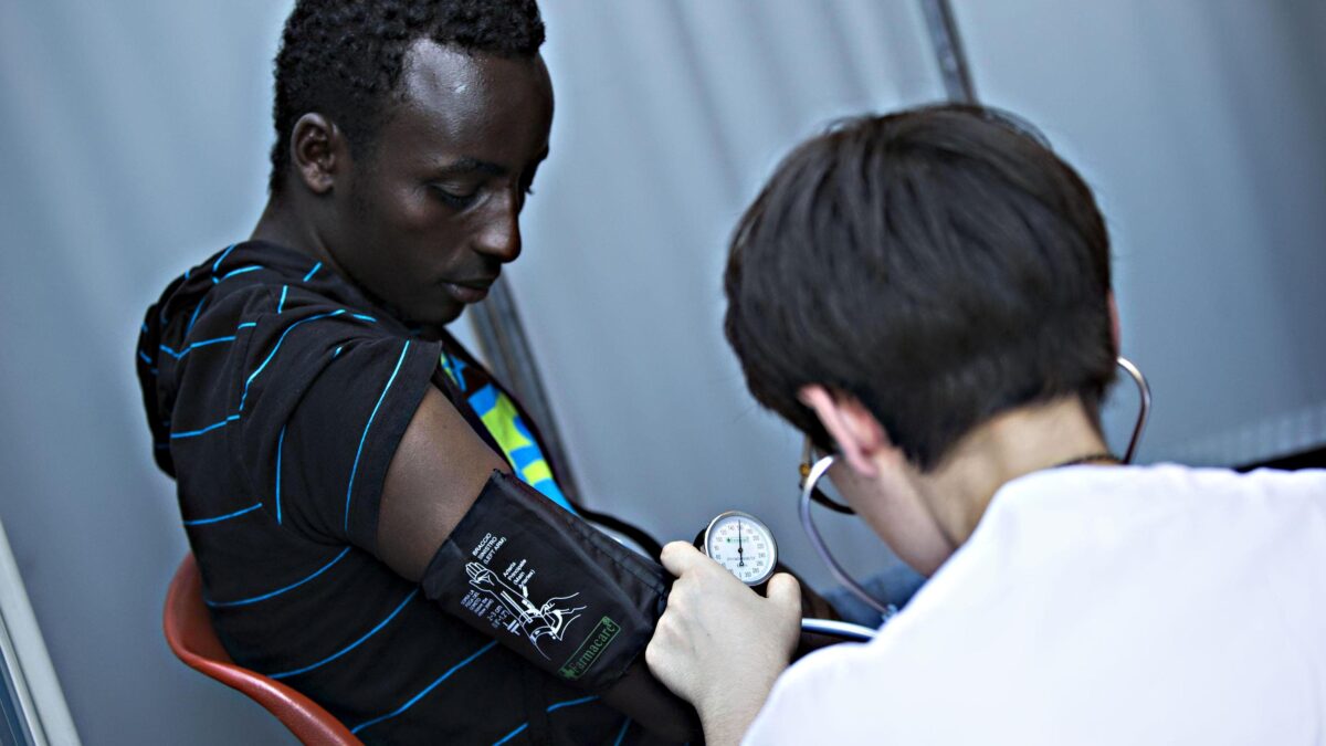 La guerra delle Onlus contro la Lombardia per la sanità gratis ai migranti irregolari