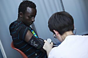 La guerra delle Onlus contro la Lombardia per la sanità gratis ai migranti irregolari