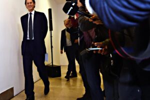 Alla fine Elkann fa le nozze a Parigi. Marito Peugeot, Cina terzo incomodo