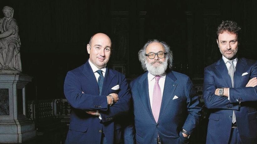 Il novello Marco Polo la sera stupisce con lo smoking indaco