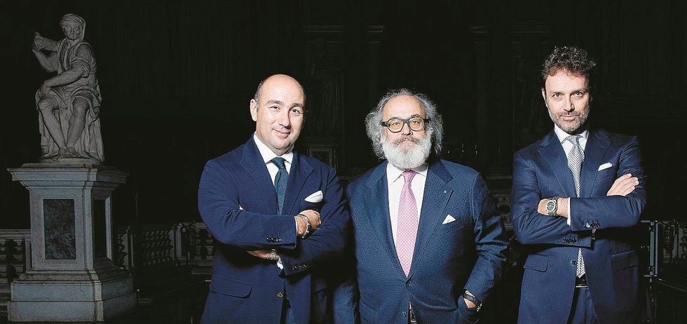 Il novello Marco Polo la sera stupisce con lo smoking indaco